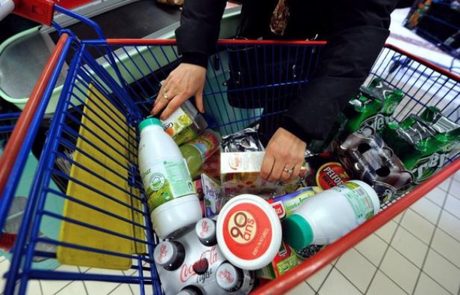 Le pouvoir d'achat des ménages français a légèrement reculé en 2011 et leurs dépenses de consommation ont fortement ralenti, contribuant peu à la croissance économique, selon une étude rendue publique vendredi par l'Institut national de la statistique (Insee). Le pouvoir d'achat des ménages français a légèrement reculé en 2011 et leurs dépenses de consommation ont fortement ralenti, contribuant peu à la croissance économique, selon une étude rendue publique vendredi par l'Institut national de la statistique (Insee).