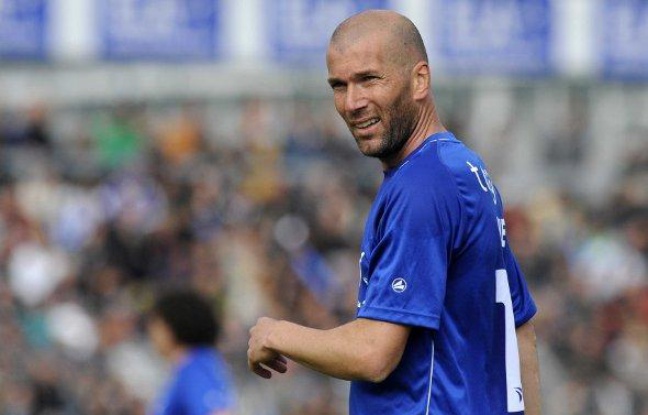 L'ancien champion du monde et international français Zinédine Zidane, lors d'un match caritatif pour son association ELA, le 8 mai 2010. L'ancien champion du monde et international français Zinédine Zidane, lors d'un match caritatif pour son association ELA, le 8 mai 2010.