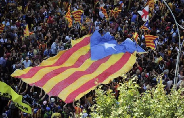 "In - Inde - Independencia", hurlaient un million et demi de manifestants en défilant mardi à Barcelone, à l'occasion du Jour de la Catalogne et à l'appel des indépendantistes qui accusent l'Etat central d'entraîner cette grande région endettée dans la spirale de la crise. "In - Inde - Independencia", hurlaient un million et demi de manifestants en défilant mardi à Barcelone, à l'occasion du Jour de la Catalogne et à l'appel des indépendantistes qui accusent l'Etat central d'entraîner cette grande région endettée dans la spirale de la crise.
