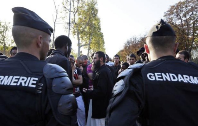 Une manifestation non autorisée samedi près de l'ambassade américaine à Paris a donné lieu à quelques violences et conduit à 150 interpellations de personnes protestant contre un film islamophobe qui a embrasé le monde musulman. Une manifestation non autorisée samedi près de l'ambassade américaine à Paris a donné lieu à quelques violences et conduit à 150 interpellations de personnes protestant contre un film islamophobe qui a embrasé le monde musulman.
