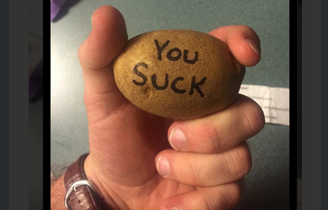 «Tu crains», message personnalisé sur une pomme de terre. «Tu crains», message personnalisé sur une pomme de terre.