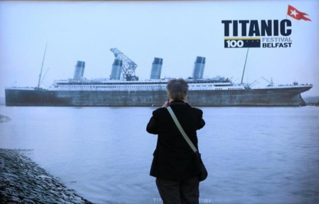 Fleurs jetées à la mer qui avait englouti le Titanic, fusées de détresse sur le port canadien d'Halifax où reposent de nombreuses victimes: 100 ans après le naufrage, la légende de l'orgueilleux paquebot reprend vie. Fleurs jetées à la mer qui avait englouti le Titanic, fusées de détresse sur le port canadien d'Halifax où reposent de nombreuses victimes: 100 ans après le naufrage, la légende de l'orgueilleux paquebot reprend vie.