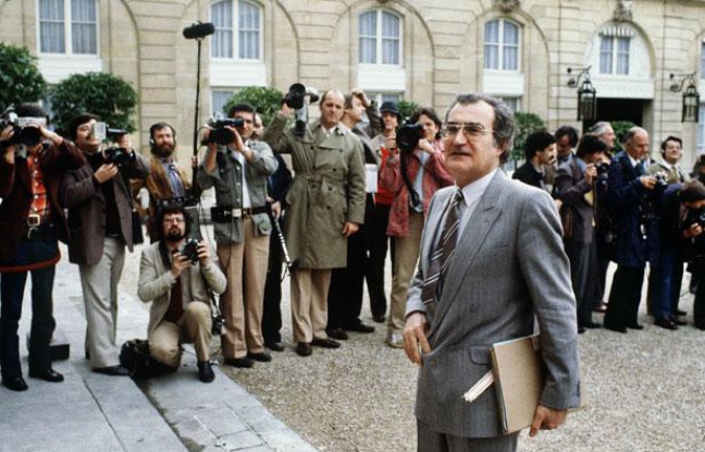 Georges Fillioud, dans le Palais de l'Elysée, le 27 mai 1981, lorsqu'il était ministre de la Communication de François Mitterrand. Georges Fillioud, dans le Palais de l'Elysée, le 27 mai 1981, lorsqu'il était ministre de la Communication de François Mitterrand.