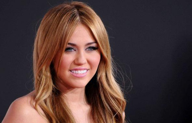 Miley Cyrus, lors des American Music Awards le 21 novembre 2010 à Los Angeles. Miley Cyrus, lors des American Music Awards le 21 novembre 2010 à Los Angeles.