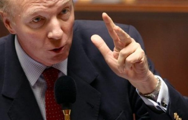 L'annonce mercredi par le ministre du Travail Brice Hortefeux qu'une "mission" suivie d'une concertation allait traiter de l'égalité salariale, promise maintes fois pour 2010, fait craindre à beaucoup que la loi sur les sanctions financières aux entreprises récalcitrantes ne voit pas le jour. L'annonce mercredi par le ministre du Travail Brice Hortefeux qu'une "mission" suivie d'une concertation allait traiter de l'égalité salariale, promise maintes fois pour 2010, fait craindre à beaucoup que la loi sur les sanctions financières aux entreprises récalcitrantes ne voit pas le jour.