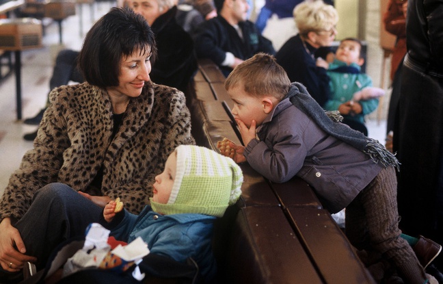 Illustration d'un départ d'enfants adoptés par des familles françaises à Bucarest, en Roumanie. Illustration d'un départ d'enfants adoptés par des familles françaises à Bucarest, en Roumanie.