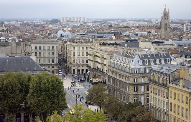 La ville de Bordeaux vue depuis la place des Quinconces. La ville de Bordeaux vue depuis la place des Quinconces.
