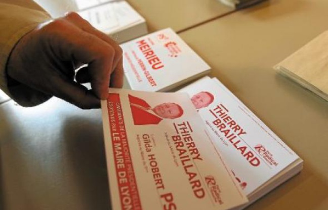 Les électeurs de la 1ère circonscription avaient le choix entre deux candidats portant l'étiquette socialiste. Les électeurs de la 1ère circonscription avaient le choix entre deux candidats portant l'étiquette socialiste.