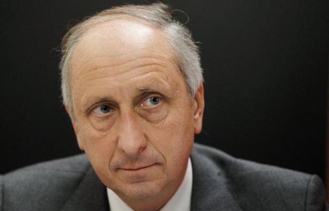 Philippe Courroye, ex-procureur de Nanterre, a été "installé" vendredi au parquet général de Paris, par écrit et en son absence, une semaine après la publication de sa nomination forcée au Journal Officiel, a-t-on appris samedi auprès de ses avocats. Philippe Courroye, ex-procureur de Nanterre, a été "installé" vendredi au parquet général de Paris, par écrit et en son absence, une semaine après la publication de sa nomination forcée au Journal Officiel, a-t-on appris samedi auprès de ses avocats.