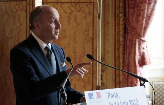 La France veut relancer les efforts pour obtenir du Conseil de sécurité de l'ONU une résolution contraignante obligeant le régime syrien à cesser les violences et la répression contre son peuple, qualifiant pour la première fois la situation de "guerre civile". La France veut relancer les efforts pour obtenir du Conseil de sécurité de l'ONU une résolution contraignante obligeant le régime syrien à cesser les violences et la répression contre son peuple, qualifiant pour la première fois la situation de "guerre civile".