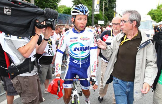 Le coureur Julien Simon à l'arrivée de la 5e étape du Tour de France, le 5 juillet 2012 à Saint-Quentin. Le coureur Julien Simon à l'arrivée de la 5e étape du Tour de France, le 5 juillet 2012 à Saint-Quentin.