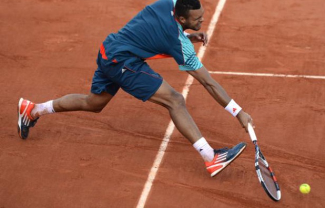 Jo-Wilfried Tsonga à la lutte avec Stanislas Wawrinka durant leur match qui ne s'ests pas terminé , le 3 juin 2012 à Rolnad-Garros. Jo-Wilfried Tsonga à la lutte avec Stanislas Wawrinka durant leur match qui ne s'ests pas terminé , le 3 juin 2012 à Rolnad-Garros.