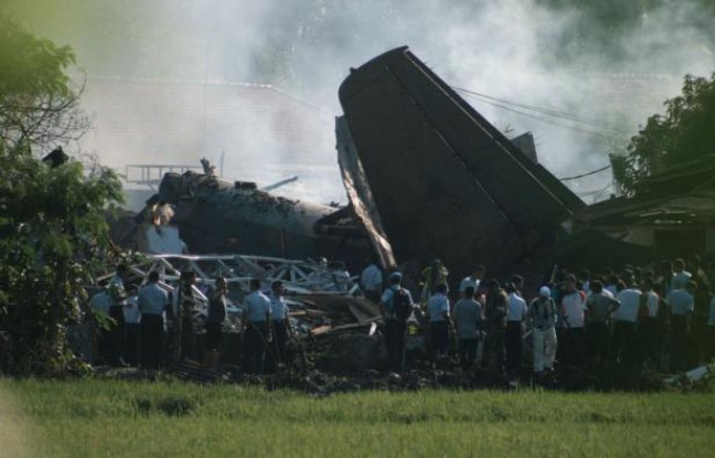 Six personnes ont trouvé la mort dans l'accident d'un Fokker de l'armée indonésienne qui s'est écrasé jeudi sur une zone résidentielle de l'est de Jakarta, selon un premier bilan rendu public par un porte-parole de l'armée de l'air. Six personnes ont trouvé la mort dans l'accident d'un Fokker de l'armée indonésienne qui s'est écrasé jeudi sur une zone résidentielle de l'est de Jakarta, selon un premier bilan rendu public par un porte-parole de l'armée de l'air.