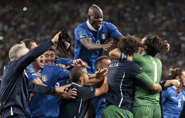 L'équipe d'Italie fête la qualification face à l'Angleterre, acquise aux tirs au but, à Kiev, le 24 juin 2012. L'équipe d'Italie fête la qualification face à l'Angleterre, acquise aux tirs au but, à Kiev, le 24 juin 2012.