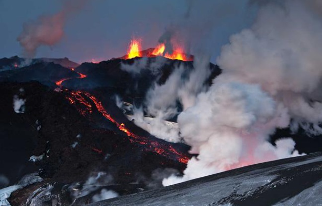 Un volcan islandais en éruption, en 2010. Un volcan islandais en éruption, en 2010.