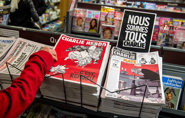 Un Lillois achète «Charlie Hebdo» en kiosque le 25 février 2015. Un Lillois achète «Charlie Hebdo» en kiosque le 25 février 2015.