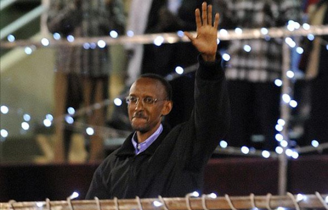 Paul Kagame célébrant sa presque victoire aux présidentielles, le 10 aout 2010, au stade Amahoro Paul Kagame célébrant sa presque victoire aux présidentielles, le 10 aout 2010, au stade Amahoro