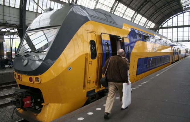 Un train en gare d'Amsterdam. Un train en gare d'Amsterdam.