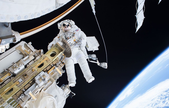 L'astronaute Tim Kopra en sortie orbitale. L'astronaute Tim Kopra en sortie orbitale.