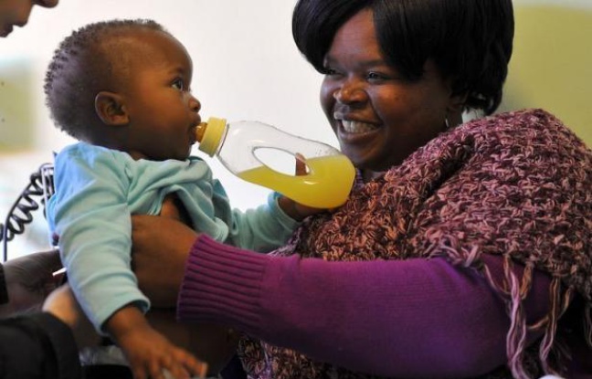 Dans le principal hôpital de Soweto, Nandi serre sa petite fille dans ses bras. Elle est séropositive, mais l'enfant a été épargnée, grâce à un programme gouvernemental qui a permis de réduire de façon spectaculaire la transmission du VIH de la mère à l'enfant. Dans le principal hôpital de Soweto, Nandi serre sa petite fille dans ses bras. Elle est séropositive, mais l'enfant a été épargnée, grâce à un programme gouvernemental qui a permis de réduire de façon spectaculaire la transmission du VIH de la mère à l'enfant.