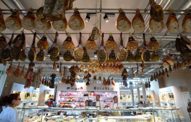 Eataly, concept italien original, à la fois supermarché pour gastronomes, lieu de production (mozzarella, pain ou bière) et centre culturel (cours de cuisine, expositions), ouvre ses portes le 21 juin à Rome, après avoir conquis Turin, New York et Tokyo. Eataly, concept italien original, à la fois supermarché pour gastronomes, lieu de production (mozzarella, pain ou bière) et centre culturel (cours de cuisine, expositions), ouvre ses portes le 21 juin à Rome, après avoir conquis Turin, New York et Tokyo.
