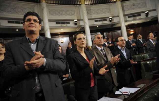 La Tunisie s'est dotée dimanche d'une mini constitution provisoire permettant de désigner les futurs président et chef de gouvernement qui dirigeront le pays jusqu'à la tenue d'élections générales et l'adoption d'une constitution définitive par l'Assemblée constituante élue le 23 octobre. La Tunisie s'est dotée dimanche d'une mini constitution provisoire permettant de désigner les futurs président et chef de gouvernement qui dirigeront le pays jusqu'à la tenue d'élections générales et l'adoption d'une constitution définitive par l'Assemblée constituante élue le 23 octobre.