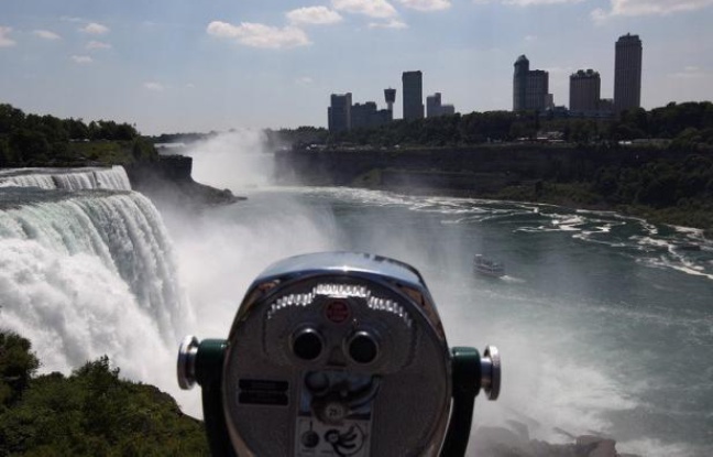 Réussira-t-il son pari? Sera-t-il déséquilibré par le vent ou le vol d'un oiseau? Des milliers de touristes retenaient leur souffle vendredi, avant la traversée des chutes du Niagara par Nik Wallenda, funambule de 33 ans déterminé à entrer dans l'histoire. Réussira-t-il son pari? Sera-t-il déséquilibré par le vent ou le vol d'un oiseau? Des milliers de touristes retenaient leur souffle vendredi, avant la traversée des chutes du Niagara par Nik Wallenda, funambule de 33 ans déterminé à entrer dans l'histoire.