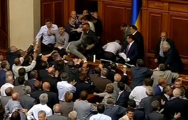 Capture d'écran d'une vidéo Youtube montrant une bagarre au Parlement ukrainien. Capture d'écran d'une vidéo Youtube montrant une bagarre au Parlement ukrainien.
