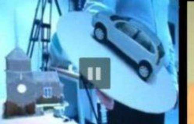 A droite, l'image réelle. A gauche, celle augmentée par la voiture en 3D et le château construit sur les ruines. A droite, l'image réelle. A gauche, celle augmentée par la voiture en 3D et le château construit sur les ruines.