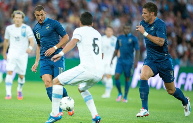 Karim Benzema tente de servir Olivier Giroud lors de France-Uruguay, le 15 août 2012 au Havre. Karim Benzema tente de servir Olivier Giroud lors de France-Uruguay, le 15 août 2012 au Havre.
