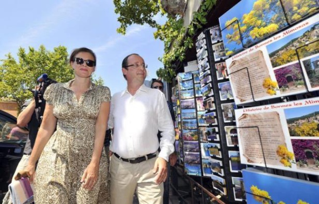 Le président François Hollande et sa compagne Valérie Trierweiler se sont offert vendredi un bain de foule à Bormes-les-Mimosas (Var), se prêtant au jeu des photos et des autographes parmi les vacanciers, au lendemain de leur arrivée au fort de Brégançon. Le président François Hollande et sa compagne Valérie Trierweiler se sont offert vendredi un bain de foule à Bormes-les-Mimosas (Var), se prêtant au jeu des photos et des autographes parmi les vacanciers, au lendemain de leur arrivée au fort de Brégançon.
