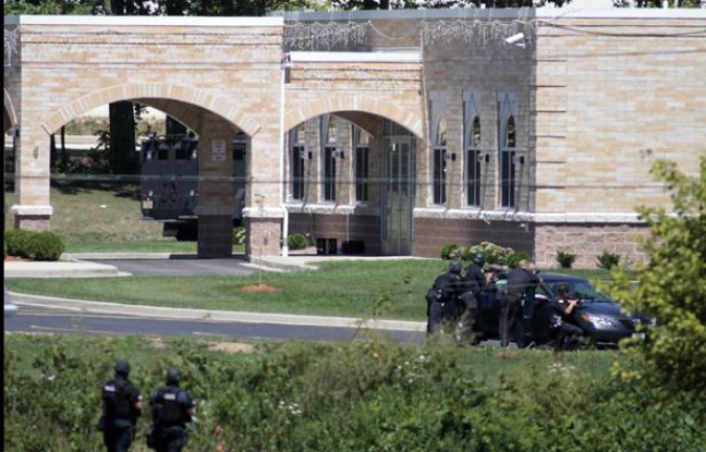 Les agents du SWAT encerclent le temple sikh d'Oak Creek, dans le Wisconsin, où a eu lieu une fusillade, le 5 août 2012. Les agents du SWAT encerclent le temple sikh d'Oak Creek, dans le Wisconsin, où a eu lieu une fusillade, le 5 août 2012.