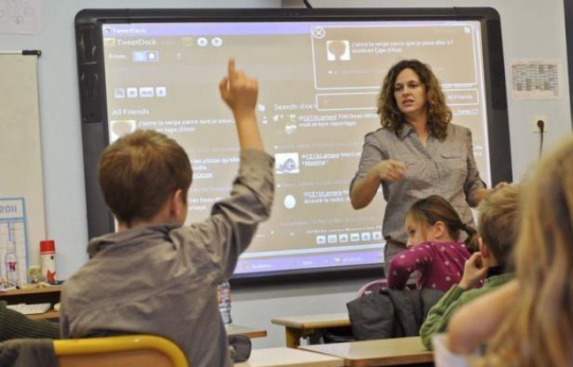 Une forêt de doigts levés pour la lecture à haute voix et pour les exercices d'écriture... Seul Twitter suscite de telles réactions chez les enfants d'une école de Seclin, dans le nord de la France, l'une des premières du pays à utiliser le site de micro-blogging. "Sur Twitter, il y a l'image, le son, mais ça ne leur enlève pas l'intérêt pour l'écriture, au contraire", sourit Céline Lamare, institutrice d'une classe pour des enfants de 7 ans de l'école privée de l'Immaculée Conception. Une forêt de doigts levés pour la lecture à haute voix et pour les exercices d'écriture... Seul Twitter suscite de telles réactions chez les enfants d'une école de Seclin, dans le nord de la France, l'une des premières du pays à utiliser le site de micro-blogging. "Sur Twitter, il y a l'image, le son, mais ça ne leur enlève pas l'intérêt pour l'écriture, au contraire", sourit Céline Lamare, institutrice d'une classe pour des enfants de 7 ans de l'école privée de l'Immaculée Conception.