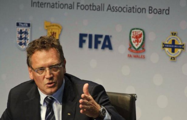 La Fédération internationale de football (Fifa) a autorisé jeudi l'usage en match de la technologie sur la ligne de but et l'arbitrage à cinq pour s'éviter de futures polémiques, comme récemment pendant l'Euro-2012, une décision qualifiée d'"historique" par la Fifa. La Fédération internationale de football (Fifa) a autorisé jeudi l'usage en match de la technologie sur la ligne de but et l'arbitrage à cinq pour s'éviter de futures polémiques, comme récemment pendant l'Euro-2012, une décision qualifiée d'"historique" par la Fifa.