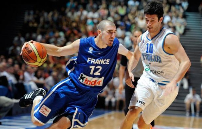 L'arrière international français de Valence, Nando De Colo, s'est engagé pour deux ans avec le club NBA des San Antonio Spurs, où il évoluera aux côtés de deux autres français, Tony Parker et Boris Diaw, a-t-on appris mardi sur le site du club espagnol. L'arrière international français de Valence, Nando De Colo, s'est engagé pour deux ans avec le club NBA des San Antonio Spurs, où il évoluera aux côtés de deux autres français, Tony Parker et Boris Diaw, a-t-on appris mardi sur le site du club espagnol.