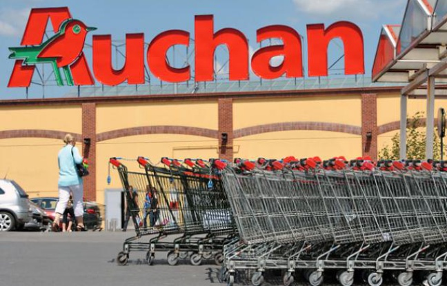 Le parking de l'hypermarché Auchan d'Englos, le 27 juin 2011. Le parking de l'hypermarché Auchan d'Englos, le 27 juin 2011.