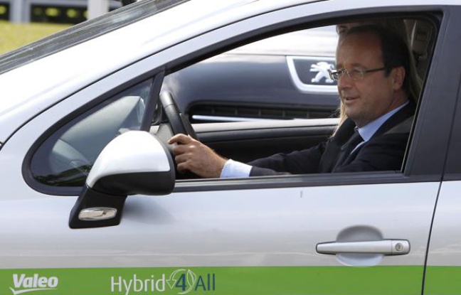 François Hollande en visite chez le constructeur automobile Valéo le 27 juillet 2012. François Hollande en visite chez le constructeur automobile Valéo le 27 juillet 2012.