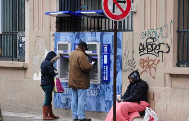 Un homme sans domicile fixe fait la manche à Paris, en février 2012. Un homme sans domicile fixe fait la manche à Paris, en février 2012.