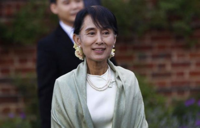 L'opposante birmane Aung San Suu Kyi est retournée mardi, jour de son 67ème anniversaire, sur des lieux chargés de souvenirs personnels à Oxford, et a évoqué le "sacrifice" qu'a représenté son engagement politique pour son mari et ses enfants. L'opposante birmane Aung San Suu Kyi est retournée mardi, jour de son 67ème anniversaire, sur des lieux chargés de souvenirs personnels à Oxford, et a évoqué le "sacrifice" qu'a représenté son engagement politique pour son mari et ses enfants.