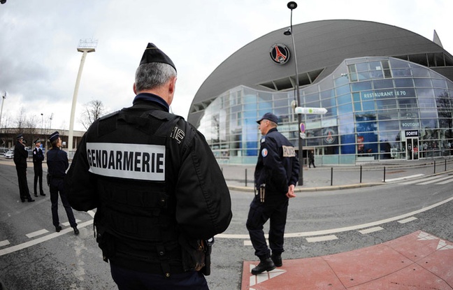 Des gendarmes devant le Parc des Princes, en 2010 Des gendarmes devant le Parc des Princes, en 2010