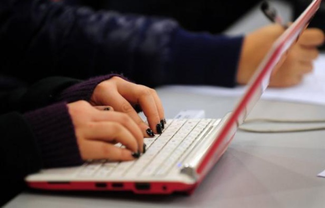 Des dizaines de milliers d'internautes risquent de perdre leur connexion lundi avec l'expiration d'un programme de protection mis au point par la police fédérale américaine (FBI) contre un virus découvert en 2007, estiment des experts. Des dizaines de milliers d'internautes risquent de perdre leur connexion lundi avec l'expiration d'un programme de protection mis au point par la police fédérale américaine (FBI) contre un virus découvert en 2007, estiment des experts.