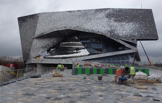 http://img.20mn.fr/YBzWRxcGR2SPn821XiUlPQ/515x330_visite-du-chantier-de-la-philarmonie-de-paris-le-13-janvier-2015-francois-hollande-doit-inaugurer-la.jpg