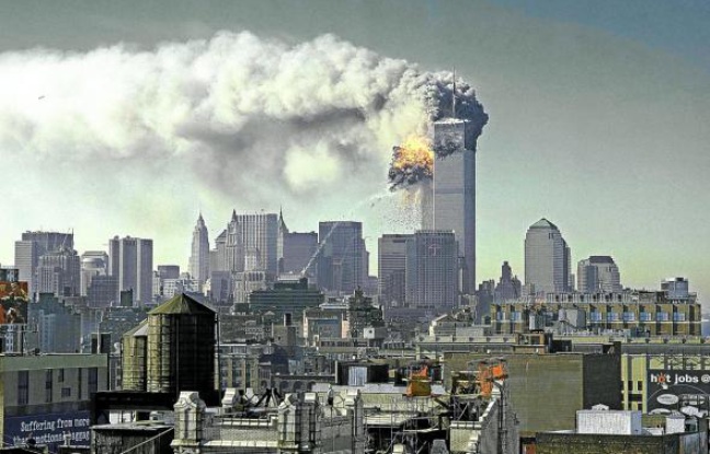 New York, 9 h 59. La tour sud du World Trade Center s'écroule. Un nuage de cendres envahit Manhattan. New York, 9 h 59. La tour sud du World Trade Center s'écroule. Un nuage de cendres envahit Manhattan.