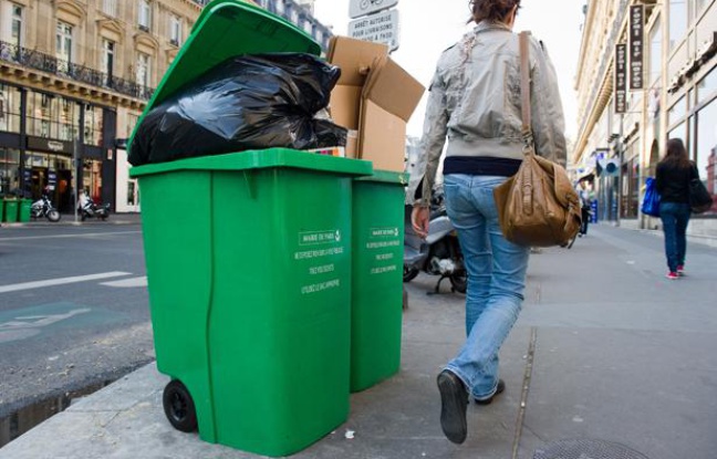 Des poubelles dans les rues de Paris, en 2011. Des poubelles dans les rues de Paris, en 2011.