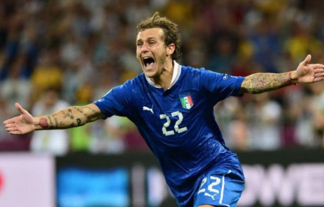 L'Italie, sans génie mais dominatrice, s'est qualifiée dimanche à Kiev pour les demi-finales de l'Euro-2012 en éliminant aux tirs au but (4-2; 0-0 a.p.) une équipe d'Angleterre maudite dans l'exercice mais qui paie aussi d'être venue sans autre ambition que de défendre. L'Italie, sans génie mais dominatrice, s'est qualifiée dimanche à Kiev pour les demi-finales de l'Euro-2012 en éliminant aux tirs au but (4-2; 0-0 a.p.) une équipe d'Angleterre maudite dans l'exercice mais qui paie aussi d'être venue sans autre ambition que de défendre.