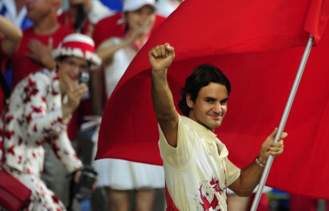 Le tennisman suisse Roger Federer, lors de la cérémonie d'ouverture des Jeux de Pékin, le 8 août 2008. Le tennisman suisse Roger Federer, lors de la cérémonie d'ouverture des Jeux de Pékin, le 8 août 2008.