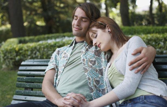 Illustration: Un couple fait la sieste sur un banc dans un parc. Illustration: Un couple fait la sieste sur un banc dans un parc.