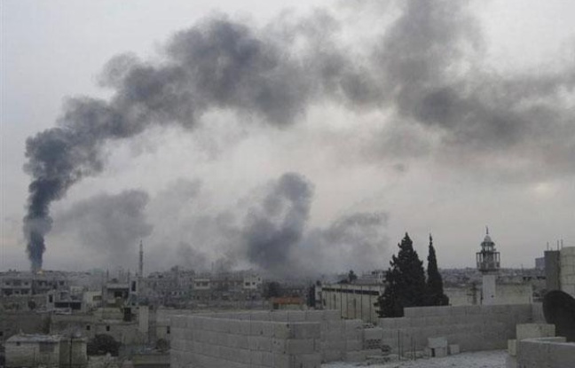 De la fumée s'échappe du quartier de Baba Hamro, à Homs (Syrie), le 15 février 2012. De la fumée s'échappe du quartier de Baba Hamro, à Homs (Syrie), le 15 février 2012.