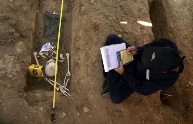 L'Irak, désireux de solder le lourd héritage laissé par Saddam Hussein, fait face à un immense besoin de spécialistes pour mener le formidable labeur d'excavation et d'identification d'au moins un demi-million de disparus gisant aujourd'hui dans des charniers L'Irak, désireux de solder le lourd héritage laissé par Saddam Hussein, fait face à un immense besoin de spécialistes pour mener le formidable labeur d'excavation et d'identification d'au moins un demi-million de disparus gisant aujourd'hui dans des charniers