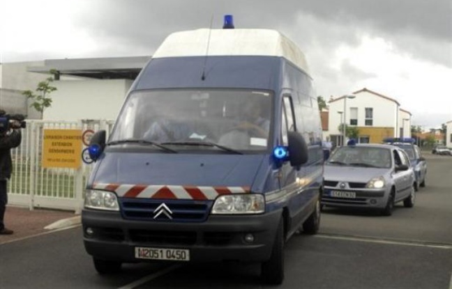 Une jeune fille de 17 ans qui roulait de nuit au guidon de son scooter a été mortellement renversée mardi vers 02h00 par un automobiliste qui a pris la fuite, ont indiqué à l'AFP les gendarmes, qui ont lancé un appel à témoin pour retrouver le responsable de l'accident. Une jeune fille de 17 ans qui roulait de nuit au guidon de son scooter a été mortellement renversée mardi vers 02h00 par un automobiliste qui a pris la fuite, ont indiqué à l'AFP les gendarmes, qui ont lancé un appel à témoin pour retrouver le responsable de l'accident.